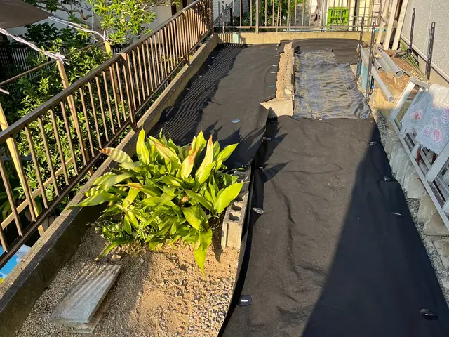 草刈りしたら防草シート対策して面倒な草刈りを減らします!サービスの画像