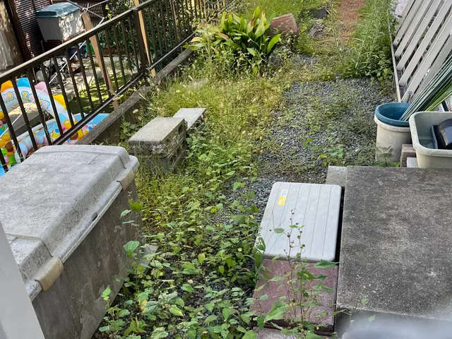 草刈りしたら防草シート対策して面倒な草刈りを減らします!サービスの画像