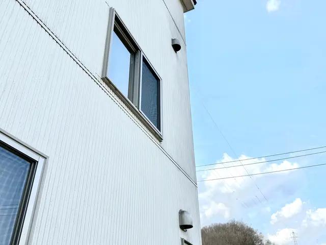 外壁を傷めないブラシ洗浄。水の飛散が少なく、汚れ、カビ、苔もしっかり落としますサービスの画像