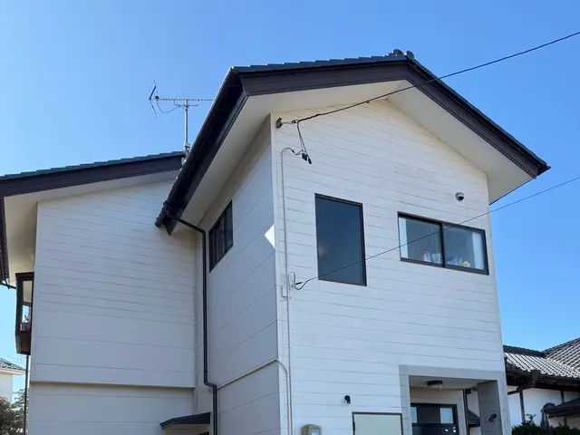 外壁を傷めないブラシ洗浄。水の飛散が少なく、汚れ、カビ、苔もしっかり落としますサービスの画像