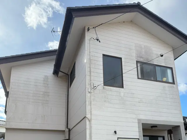 外壁を傷めないブラシ洗浄。水の飛散が少なく、汚れ、カビ、苔もしっかり落としますサービスの画像