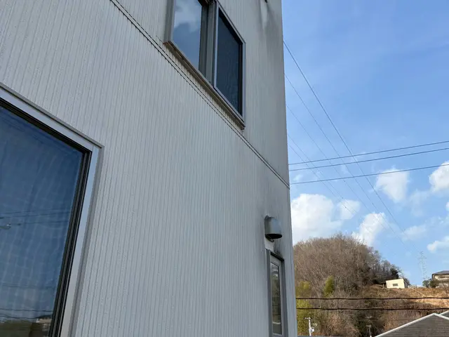 外壁を傷めないブラシ洗浄。水の飛散が少なく、汚れ、カビ、苔もしっかり落としますサービスの画像