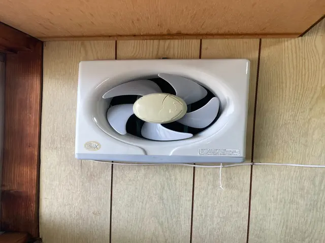 油汚れにエコ洗剤でピカピカに！！プロペラ換気扇サービスの画像