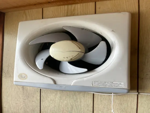 油汚れにエコ洗剤でピカピカに！！プロペラ換気扇サービスの画像