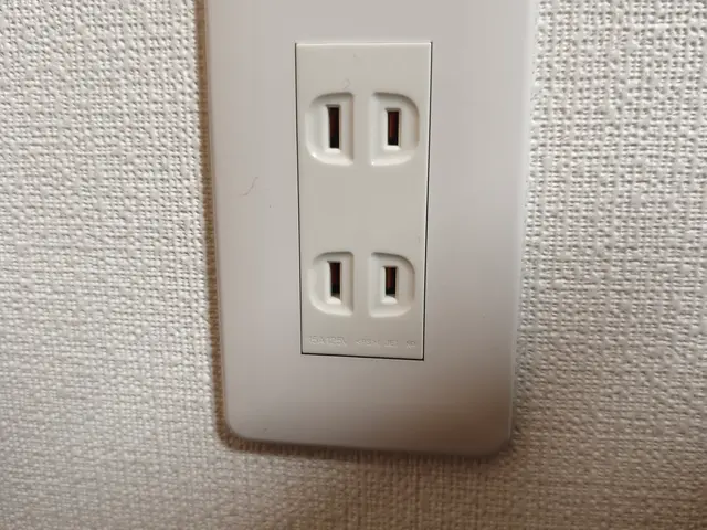 電気工事士が、古く成って不具合が発生したコンセントやスイッチの交換を行います。サービスの画像