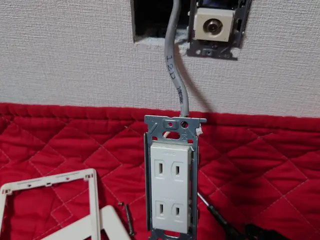 電気工事士が、古く成って不具合が発生したコンセントやスイッチの交換を行います。サービスの画像