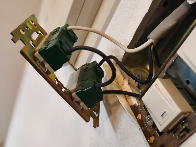 電気工事士が、古く成って不具合が発生したコンセントやスイッチの交換を行います。サービスの画像