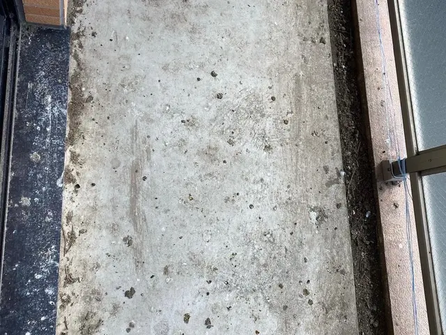 鳩の糞害　ベランダ　バルコニー高圧洗浄サービスの画像