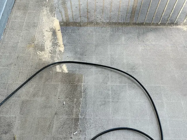 鳩の糞害　ベランダ　バルコニー高圧洗浄サービスの画像