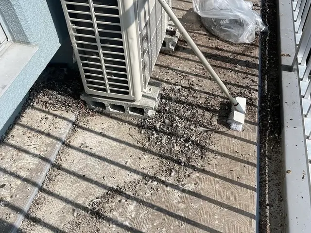 鳩の糞害　ベランダ　バルコニー高圧洗浄サービスの画像