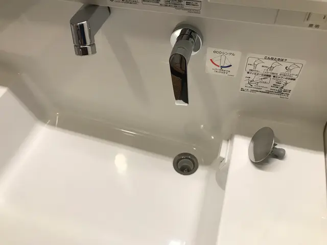 洗面台の鏡はじめ収納ボックスから蛇口回りの気になる汚れも徹底的に仕上げます！サービスの画像