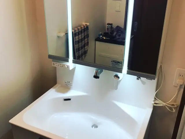 洗面台の鏡はじめ収納ボックスから蛇口回りの気になる汚れも徹底的に仕上げます！サービスの画像