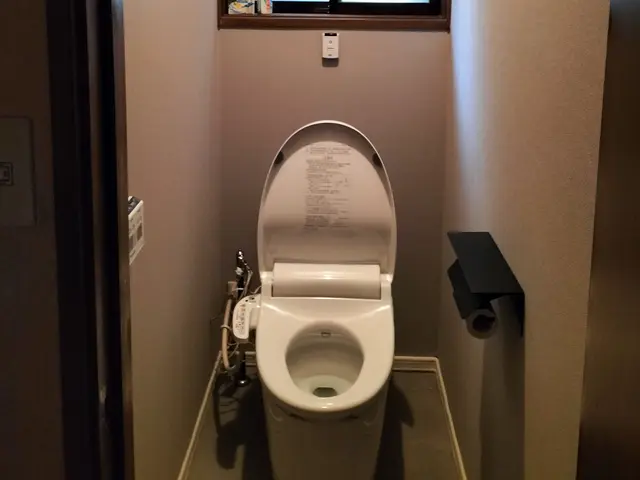 トイレ交換致します。壁、床材を貼り直します〔有料〕サービスの画像