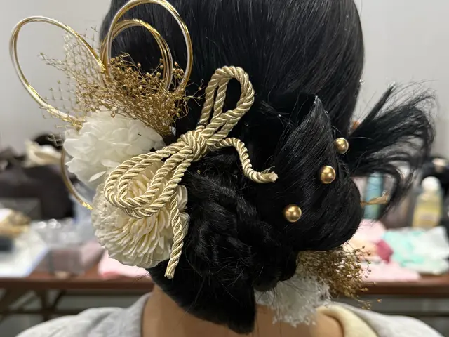 ご満足いただけるように心を込めてヘアメイクいたします。着付けも可能です。