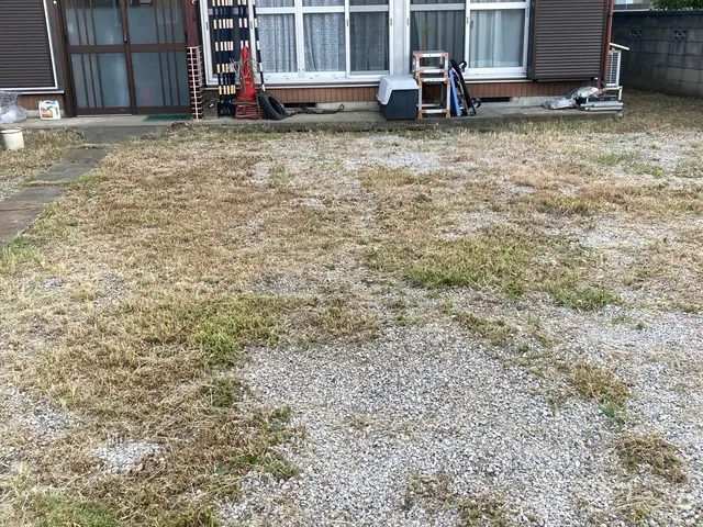 「機械で草刈り！広い土地も短時間でスッキリ美しく！」「電動工具で騒音軽減！！」サービスの画像