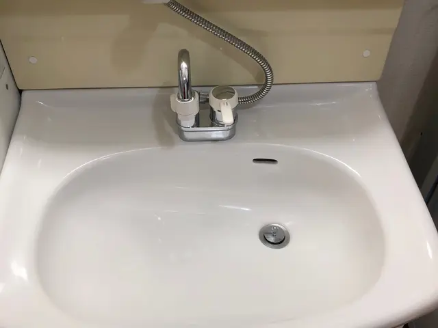 【水垢徹底除去！洗面ボウルは本来の輝きに！】プロが独自開発した専用の洗剤使用！サービスの画像