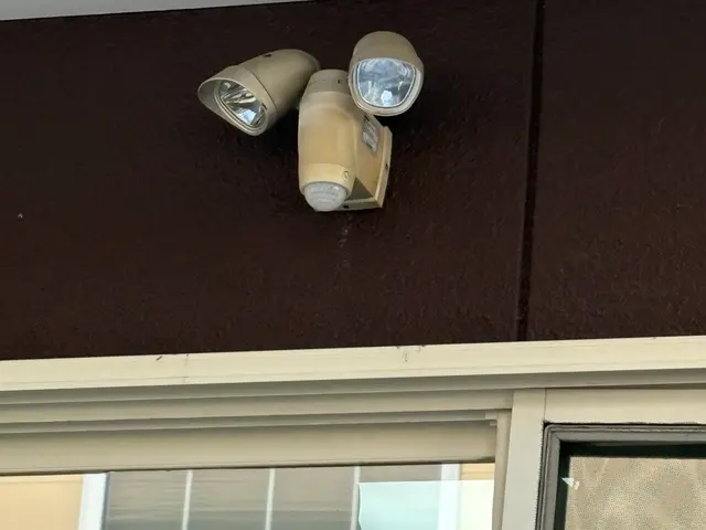センサーライトの取付、交換　防犯の為にサービスの画像
