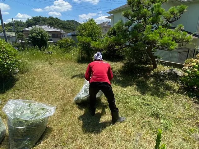 草刈り4名以上での作業も承ります！刈草回収のみも相談下さい。サービスの画像