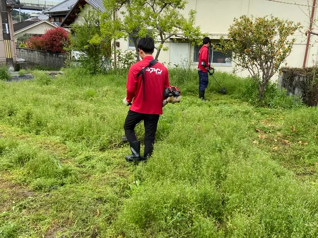 草刈り4名以上での作業も承ります！刈草回収のみも相談下さい。サービスの画像