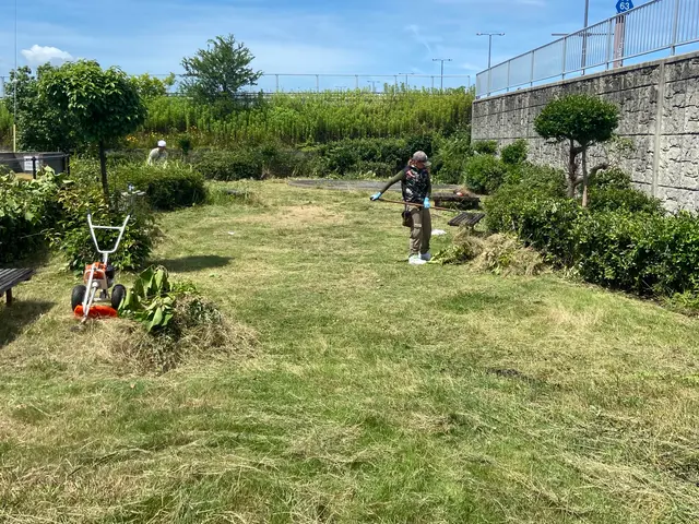 草刈り4名以上での作業も承ります！刈草回収のみも相談下さい。サービスの画像