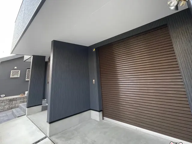 サビや汚れにお悩みの方！シャッターの塗装ならこはく塗装にお任せください！サービスの画像