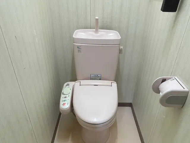 臭いの元は汚れにあり！見えないところまで本格トイレ洗浄！サービスの画像