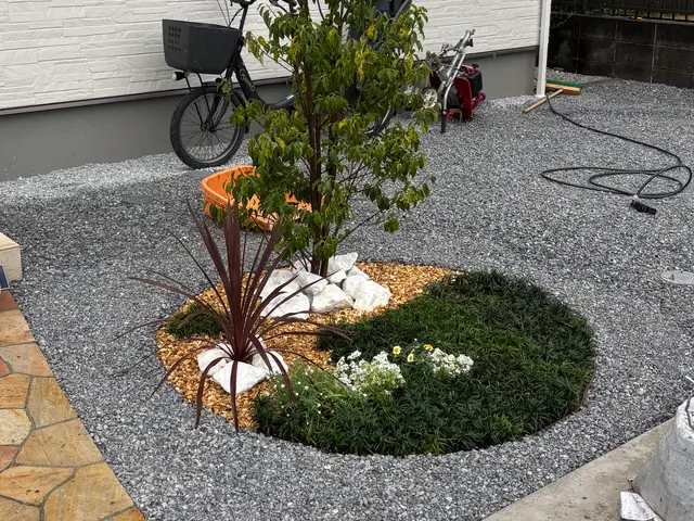 お花、地被類、低木等を植え込んでワンランク上のお庭にします！　植栽経験豊富！サービスの画像