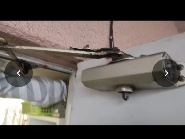 ドアクローザー、ドアストッパー交換サービスの画像