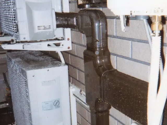 【業歴40年の実績】エアコン隠ぺい配管と取付工事を行っている職人です。サービスの画像