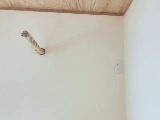 【業歴40年の実績】エアコン隠ぺい配管と取付工事を行っている職人です。サービスの画像