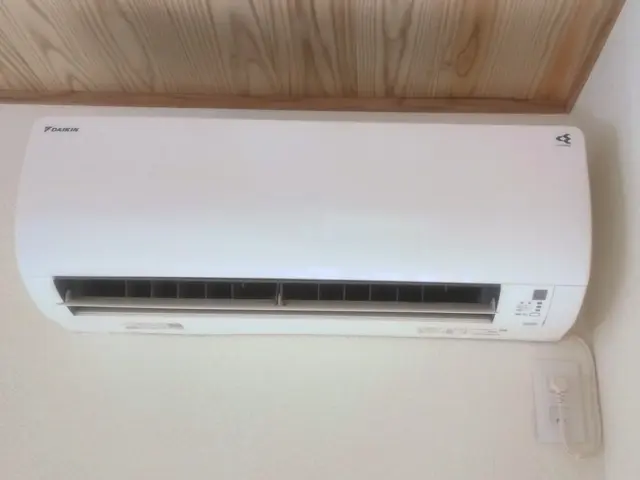 【業歴40年の実績】エアコン隠ぺい配管と取付工事を行っている職人です。サービスの画像