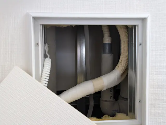 【業歴40年の実績】エアコン隠ぺい配管と取付工事を行っている職人です。サービスの画像