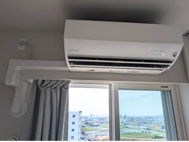 【業歴40年の実績】エアコン隠ぺい配管と取付工事を行っている職人です。サービスの画像