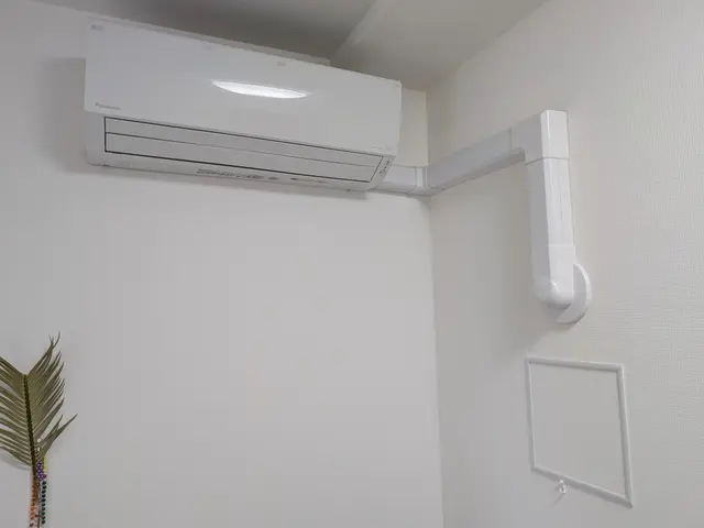 【業歴40年の実績】エアコン隠ぺい配管と取付工事を行っている職人です。サービスの画像