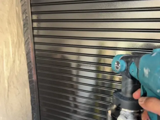 サビ防止！長持ちするシャッター塗装は職人直施工サービスの画像