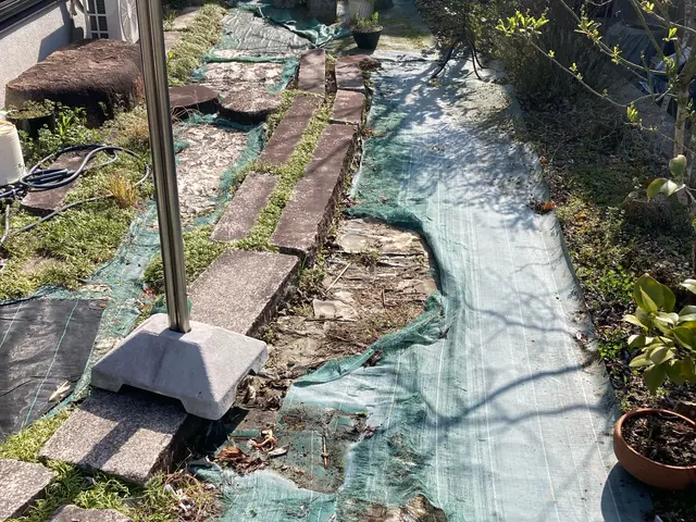 春だ！地域密着！低価格♩雑草でお困りの方！防草シートで雑草対策しませんかサービスの画像