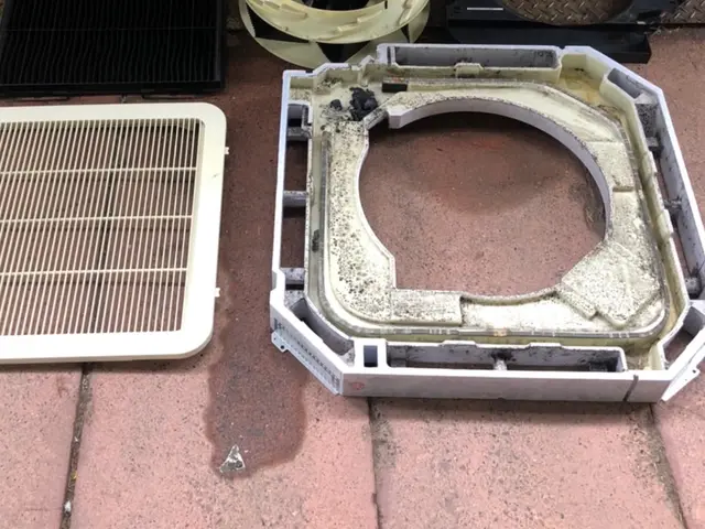 セットがお得です！日進市よりお伺いします　業歴15年以上業務用エアコンもお任せサービスの画像