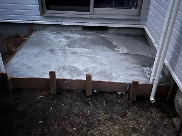 駐車場の土間施工コンクリート打ち、土間コンクリートの塗装、門ブロックの洗浄、塗装サービスの画像