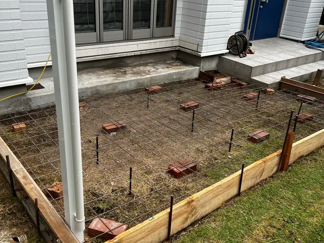 駐車場の土間施工コンクリート打ち、土間コンクリートの塗装、門ブロックの洗浄、塗装サービスの画像