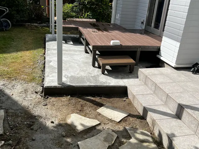 駐車場の土間施工コンクリート打ち、土間コンクリートの塗装、門ブロックの洗浄、塗装サービスの画像