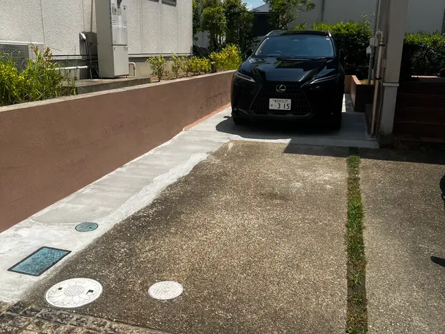 駐車場の土間施工コンクリート打ち、土間コンクリートの塗装、門ブロックの洗浄、塗装サービスの画像