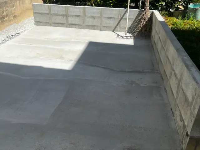 駐車場の土間施工コンクリート打ち、土間コンクリートの塗装、門ブロックの洗浄、塗装サービスの画像