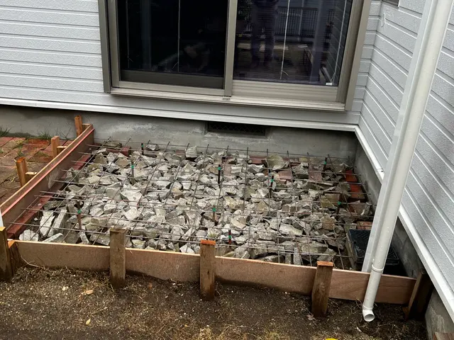 駐車場の土間施工コンクリート打ち、土間コンクリートの塗装、門ブロックの洗浄、塗装サービスの画像