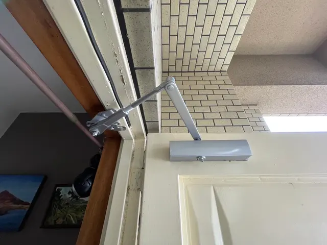 ドアクローザー取替、既設処分サービスの画像