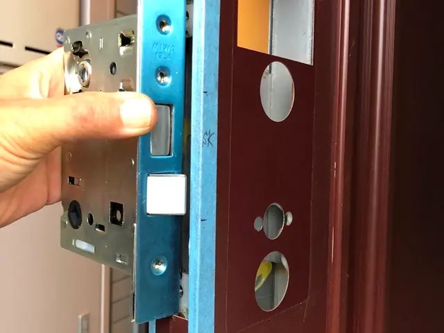 カード錠から、取り付け穴の異なる一般的なレバーハンドル錠への交換の様子です。サービスの画像