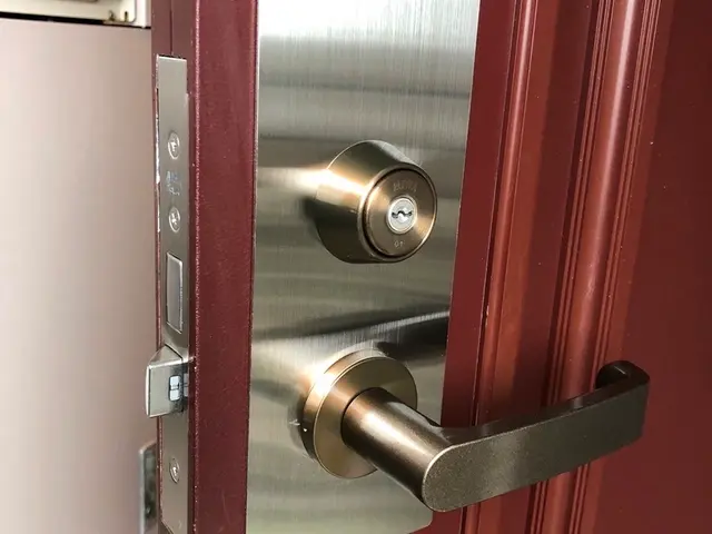 カード錠から、取り付け穴の異なる一般的なレバーハンドル錠への交換の様子です。サービスの画像