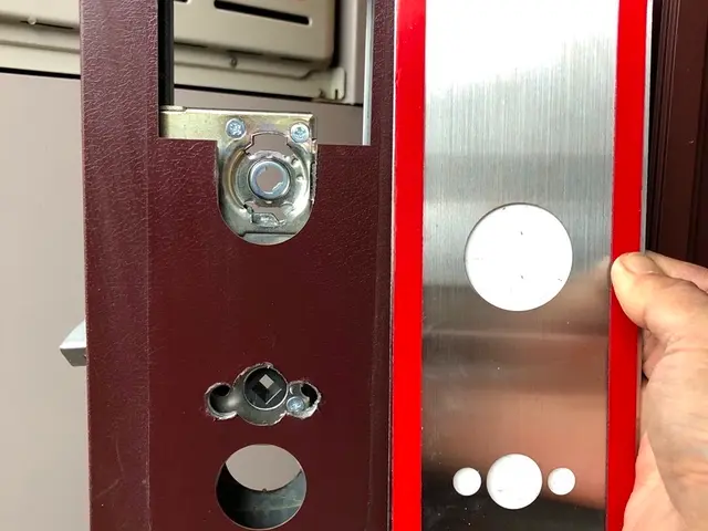 カード錠から、取り付け穴の異なる一般的なレバーハンドル錠への交換の様子です。サービスの画像