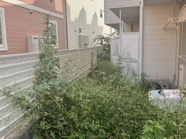 伸び放題のお庭も、プロの草刈りでスッキリ！立ち合いなしでも可能です！サービスの画像