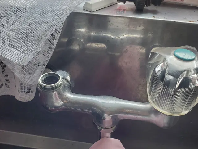 工賃8600円+材料代　トイレ、蛇口どんな水漏れでもご相談下さい！サービスの画像