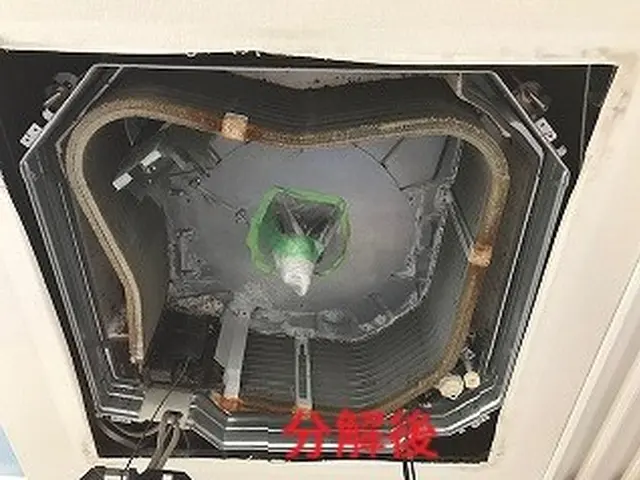 【実績豊富】天井埋め込みエアコン内部の清掃も当社にお任せください。サービスの画像